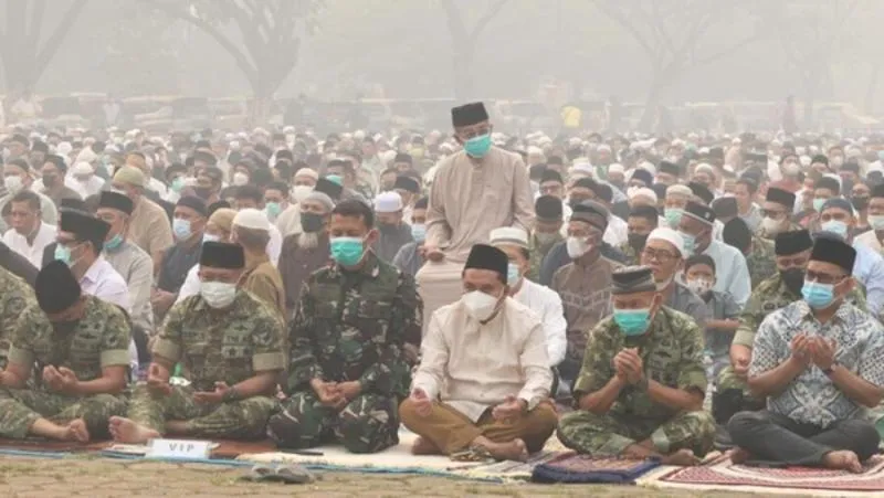 Warga Pontianak Gelar Salat Istisqa di Tengah Karhutla (Foto: ANTARA FOTO/Jessica Wuysang)