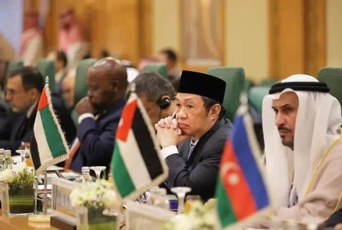 Wakil Menteri Luar Negeri RI Anis Matta saat menghadiri Konferensi Tingkat Menteri Luar Negeri Luar Biasa ke-23 OKI di Jeddah, Arab Saudi, Kamis (27/8). (Antara)