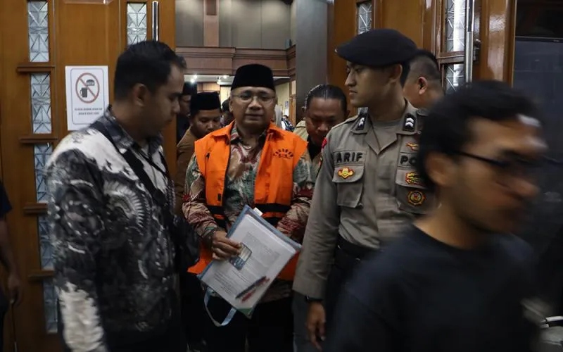 Muhadjir Effendy, Penasihat Khusus Presiden Bidang Haji dihadirkan sebagai saksi dalam sidang lanjutan pembuktian kasus dugaan korupsi kuota haji tambahan tahun 2023–2024 yang menjerat mantan Menteri Agama, Yaqut Cholil Qoumas. Persidangan tersebut berlangsung di Pengadilan Tindak Pidana Korupsi (Tipikor) Jakarta Pusat pada hari ini, (1/13/2026). Muhadjir juga akan jadi saksi untuk terdakwa lainnya adalah mantan staf khusus Yaqut bernama Ishfah Abidal Azis alias Gus Alex, dan Direktur Operasio