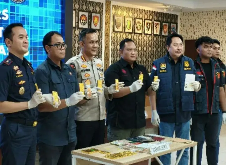 Kabid Humas Polda Sulut Kombes Pol Alamsyah P. Hasibuan, didampingi Dirreskrimsus Kombes Pol FX Winardi Prabowo, Dirreskrimum Kombes Pol Suryadi, serta perwakilan instansi terkait seperti Imigrasi dan Bea Cukai. (Antara)