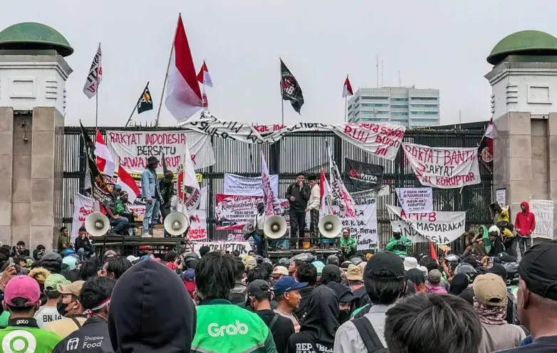 Demonstrasi Aliansi Masyarakat Pati Bersatu (APMB) di depan gedung DPR RI, Kamis (27/8/2026), menuntut pengesahan RUU Perampasan Aset. (BBC Indonesia)