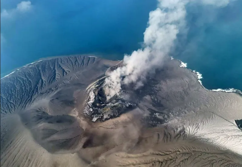 Situasi Foto Udara Gunung Anak Krakatau, Ahad (6/9). Pusat Vulkanologi dan Mitigasi Bencana Geologi (PVMBG), Badan Geologi Kementerian Energi dan Sumber Daya Mineral (ESDM), menyampaikan bahwa episode erupsi tersebut telah berakhir, namun tingkat aktivitas Gunung Anak Krakatau tetap berada pada Level III (Siaga). (KESDM)