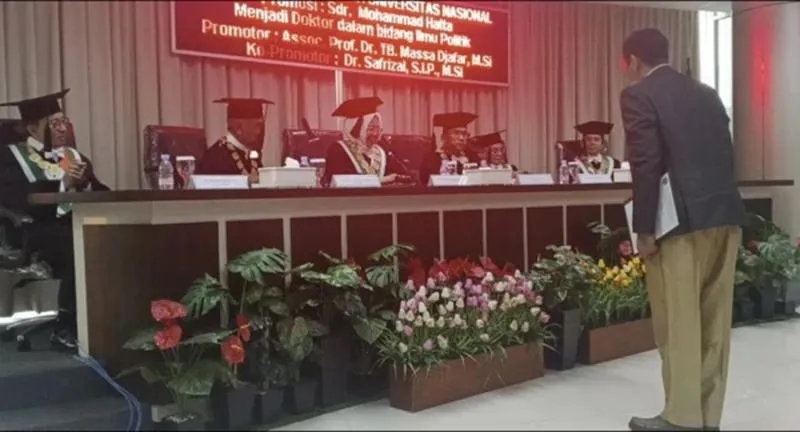 Resmi, Hatta Taliwang Raih Gelar Doktor Bidang Ilmu Politik dari UNAS. (Istimewa).