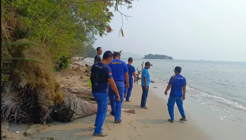 Memasuki hari keempat hilangnya tim jurnalis dan kru kapal di sekitar Gunung Anak Krakatau, Satpolairud Polres Lampung Selatan bersama tim SAR gabungan menyisir kawasan pesisir Pulau Sebesi hingga Pulau Umang, Jumat (11/9/2026). (Tribratanews)