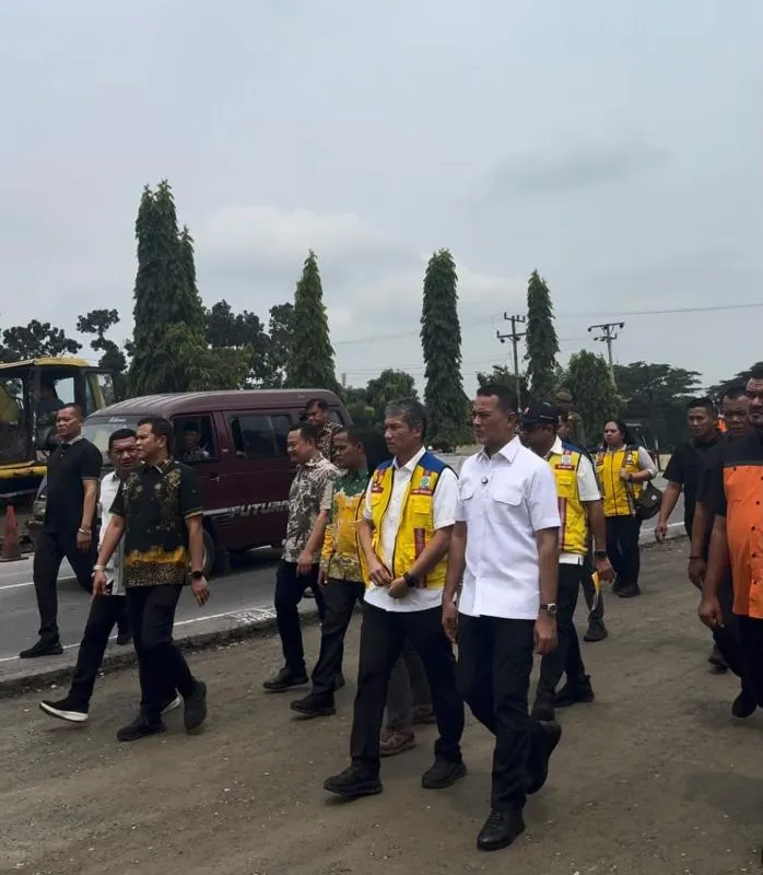 Anggota Komisi V DPR RI Musa Rajekshah alias Ijeck saat memantau jalan nasional di Serdang Bedagai (Istimewa)