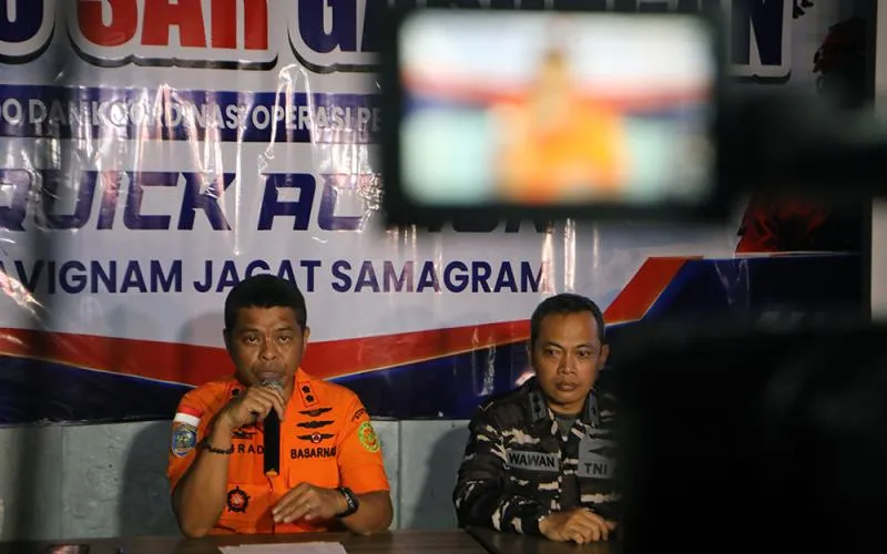 Suasana di Posko SAR Gabungan Pantai Marina Carita, Pandeglang, Banten, dipenuhi rasa haru dan ketegangan saat keluarga korban menunggu kabar pencarian.   Sejumlah pejabat, Gubernur Banten termasuk Bupati Serang, sempat mengunjungi posko untuk menemui dan memberikan dukungan moral kepada keluarga korban, sementara puluhan wartawan turut meliput situasi di lokasi. Robinsar Nainggolan
