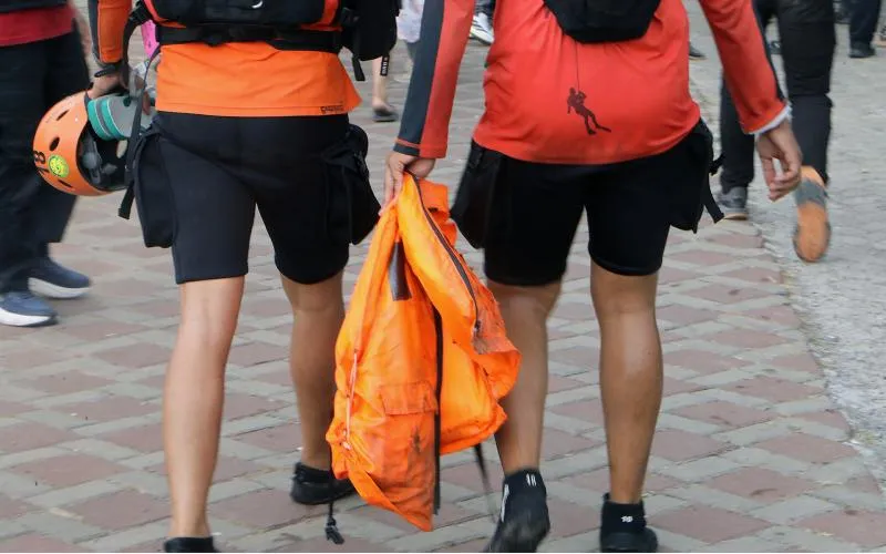 Suasana di Posko SAR Gabungan Pantai Marina Carita, Pandeglang, Banten, dipenuhi rasa haru dan ketegangan saat keluarga korban menunggu kabar pencarian.   Sejumlah pejabat, Gubernur Banten termasuk Bupati Serang, sempat mengunjungi posko untuk menemui dan memberikan dukungan moral kepada keluarga korban, sementara puluhan wartawan turut meliput situasi di lokasi. Robinsar Nainggolan