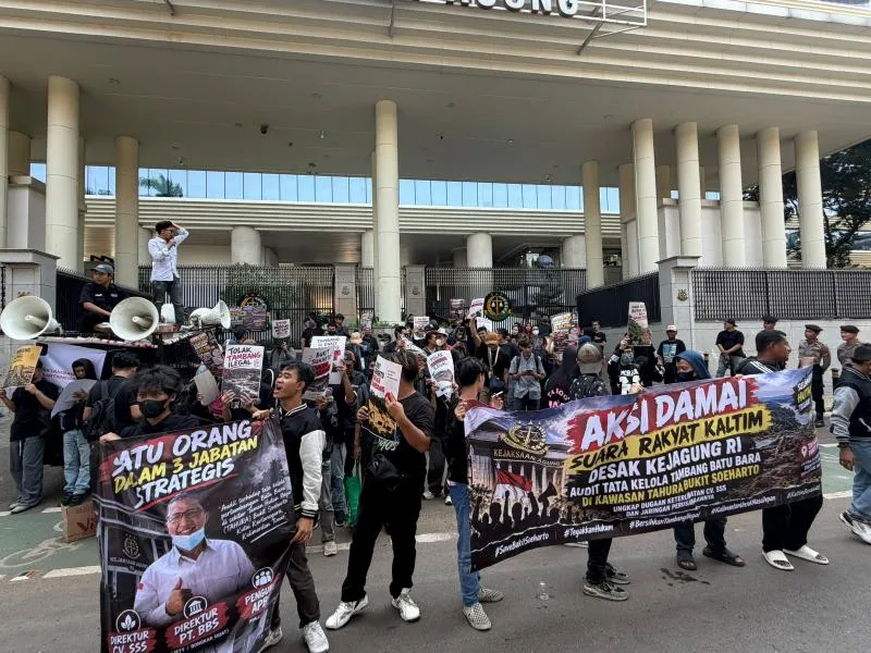 Persatuan Suara Rakyat Kalimantan Timur (PESUT Kaltim) menggelar aksi unjuk rasa di depan Gedung Kejaksaan Agung RI, Jakarta Selatan, Senin (14/9/2026). Aksi tersebut digelar untuk mendorong transparansi dan penegakan hukum terkait tata kelola pertambangan batu bara di Kalimantan Timur (Istimewa)