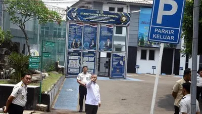 Ombudsman RI menemukan bangunan mewah dekat rumah dinas Kepala Lapas Kelas IIA Cibinong, Pondok Rajeg, Kabupaten Bogor, pada Rabu (23/9). (ANTARA FOTO/YULIUS SATRIA WIJAYA)