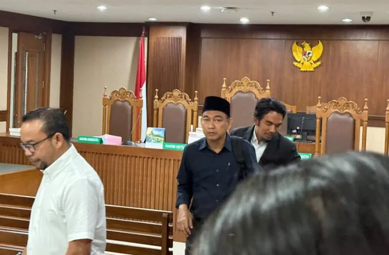 Mantan Ketua Ombudsman RI (ORI), Hery Susantodan penasehat hukumnya usai menjalani sidang tuntutan. (Istimewa).