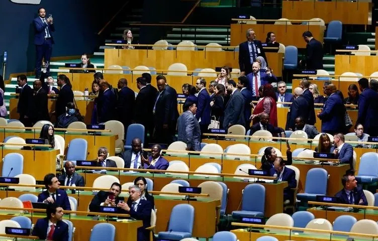 Delegasi sejumlah negara memilih walk-out saat PM Israel Benyamin Netanyahu memberikan pidato di Sidang Majelis Umum Perserikatan Bangsa-Bangsa (PBB) ke-81, Jumat (25/9/2026). (Reuters via CNBC Indonesia)