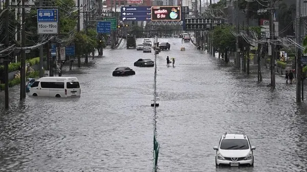 Ruas jalanan Phetchaburi di Bangkok digenangi banjir pada Sabtu (26/9), kendaraan-kendaraan terjebak (AFP/LILLIAN SUWANRUMPHA)