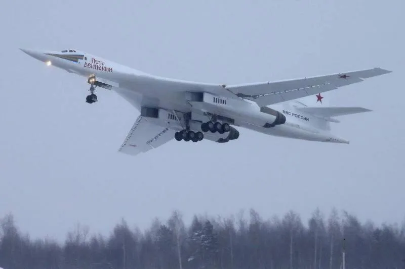 Pesawat pembom supersonik TU-160M milik Rusia yang mampu membawa hingga 12 misil jelajah dan misil nuklir jarak dekat.(Alamy via The Independent)