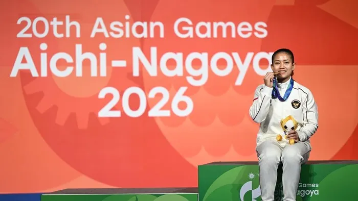 Atlet panjat tebing Indonesia Desak Made Rita Kusuma Dewi berpose dengan medali emasnya usai menjadi yang tercepat pada final nomor speed putri Asian Games 2026 di Portmesse Nagoya Exhibition Hall, Nagoya, Aichi, Jepang, Rabu (30/9/2026). ANTARA FOTO/Fauzan