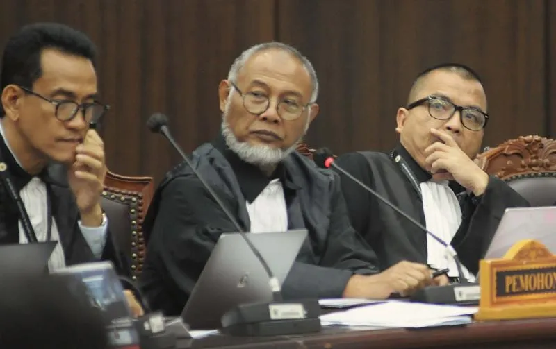 Refly Harun (kiri), bambang Wijayanto (tengah) dan Denny Indrayana (kanan) sebagai pemohon dalam sidang Mahkaah Konstitusi terkaik kebasahan pencalonan Wapres Gibran, Jakarta, Rabu (30/9/2026).