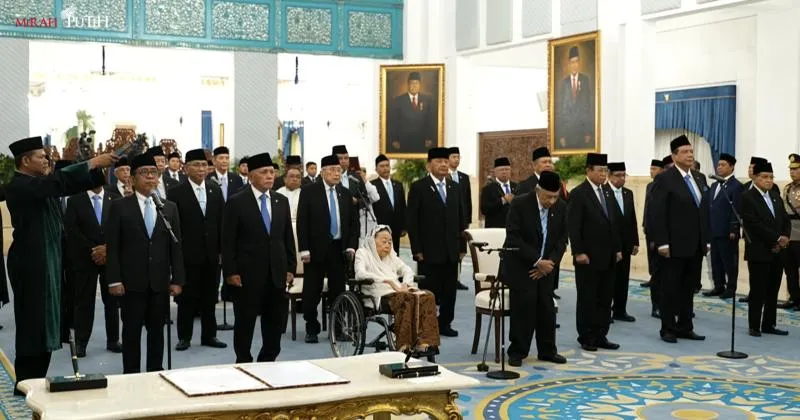 Presiden Prabowo Subianto resmi melantik 24 anggota Dewan Pertimbangan Presiden (Wantimpres) di Istana Kepresidenan Jakarta, Jumat (2/10/2026). (Sekretariat Presiden)