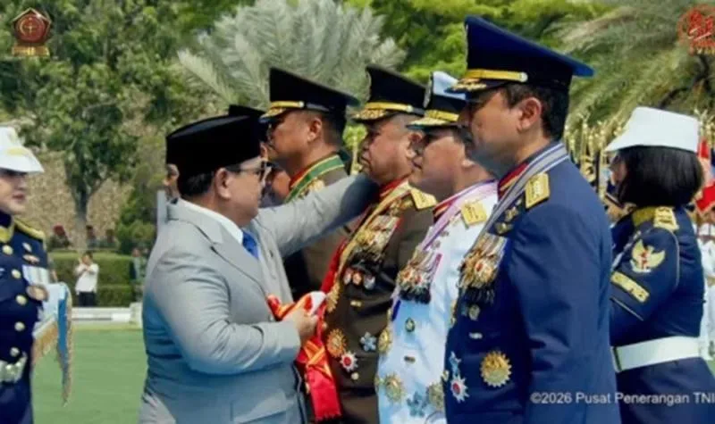HUT TNI, Prabowo Beri Tanda Kehormatan ke Menhan-3 Kepala Staf TNI. (Puspen TNI).