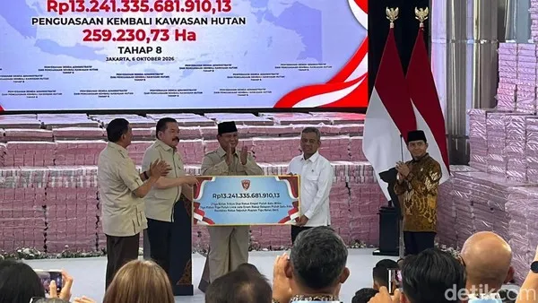 Prabowo saksikan penyerahan uang Rp 13,24 T hasil penertiban kawasan hutan (Eva Safitri/detikcom)