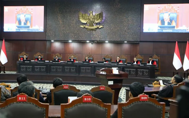 Mahkamah Konstitusi (MK) menolak gugatan Perselisihan Hasil Pemilihan Umum Presiden dan Wakil Presiden Tahun 2024 mengenai syarat pendidikan Wakil Presiden Gibran Rakabuming Raka. Amar Putusan dibacakan oleh Ketua MK Suhartoyo dalam sidang yang digelar di Gedung Mahkamah Konstitusi, Jakarta Pusat, Selasa (6/10/2026). Robinsar Nainggolan