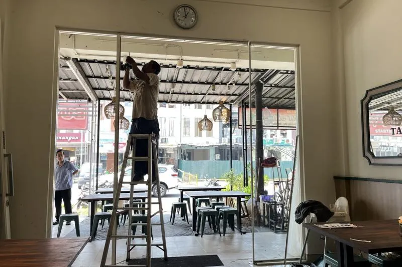 Kondisi ruko yang terdampak ledakan di Pakuwon City mulai lakukan perbaikan dan renovasi, Rabu (7/10/2026).(KOMPAS.com/AZWA SAFRINA)