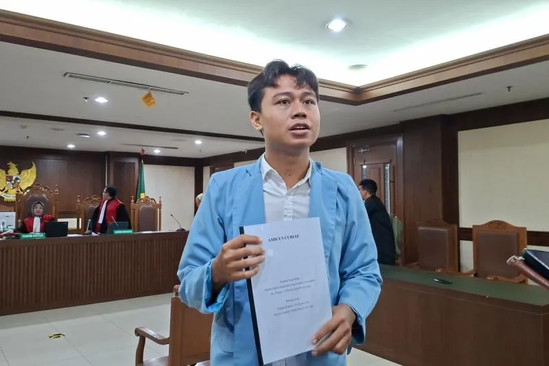 Khariq Anhar, mahasiswa terdakwa kasus tuduhan manipulasi informasi elektronik atau timpa teks terkait gelombang demonstrasi Agustus 2025 usai dituntut enam bulan penjara di Pengadilan Negeri (PN) Jakarta Pusat, Senin (10/8/2026)(KOMPAS.com/Ridho Danu Prasetyo)
