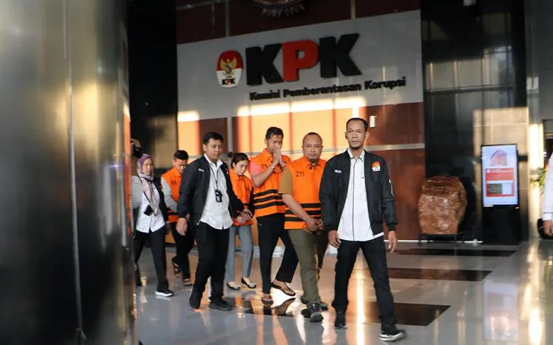 Komisi Pemberantasan Korupsi (KPK) resmi menahan 5 orang tersangka dalam Operasi Tangkap Tangan (OTT) yang digelar di lingkungan Badan Nasional Penanggulangan Bencana (BNPB) pada Selasa, (13/10/2026) Oktober. Kasus korupsi ini diduga berkaitan dengan penyalahgunaan dana siap pakai (DSP) untuk kedaruratan bencana serta proyek pengadaan barang dan jasa di instansi tersebut. Robinsar Nainggolan