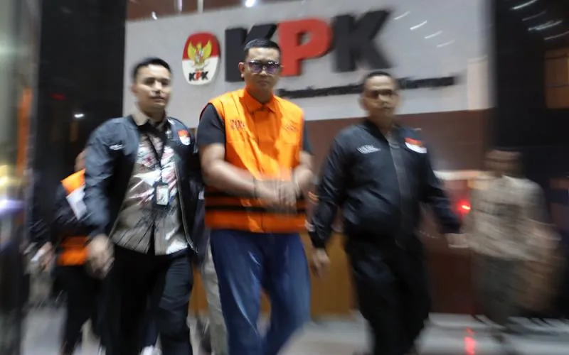 Bupati Klaten Hamenang Wajar Ismoyo selesai diperiksa KPK setelah terjaring operasi tangkap tangan (OTT). Setelah diperiksa, Hamenang langsung ditahan. Hamenang ditahan bersama dua pihak lainnya, yakni Ahmad Luthfi selaku Kepala BPK Perwakilan Jawa Tengah (Jateng) dan M Amin Wahyu Utomo selaku pihak swasta. Robinsar Nainggolan