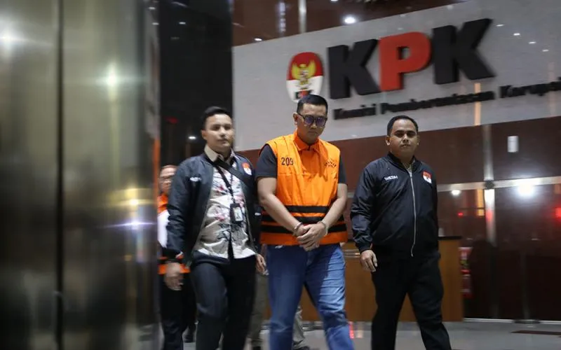 Bupati Klaten Hamenang Wajar Ismoyo selesai diperiksa KPK setelah terjaring operasi tangkap tangan (OTT). Setelah diperiksa, Hamenang langsung ditahan. Hamenang ditahan bersama dua pihak lainnya, yakni Ahmad Luthfi selaku Kepala BPK Perwakilan Jawa Tengah (Jateng) dan M Amin Wahyu Utomo selaku pihak swasta. Robinsar Nainggolan