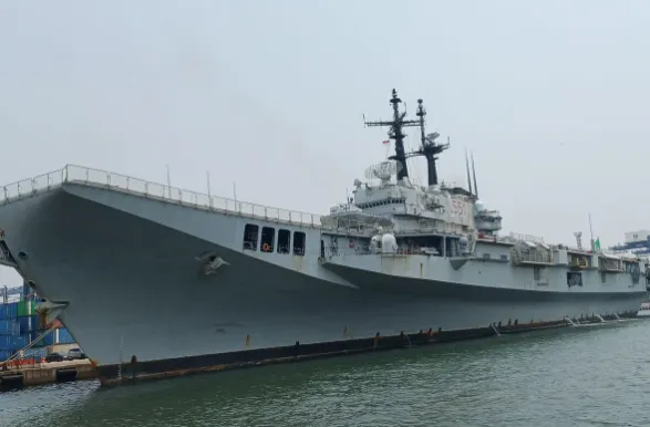 KRI Sriwijaya 100 Kapal Induk Pertama Milik RI yang disiagakan sebagai pangkalan terapung penanganan bencana. (Kompas)