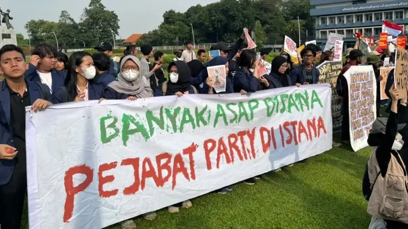 Spanduk yang dibeberkan mahasiswa dalam demonstrasi di Tugu Tani, Jakarta, Selasa (20/10).(bbc Indonesia)