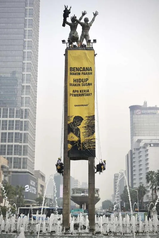 Spanduk Greenpeace di Bundaran HI (Greenpeace)