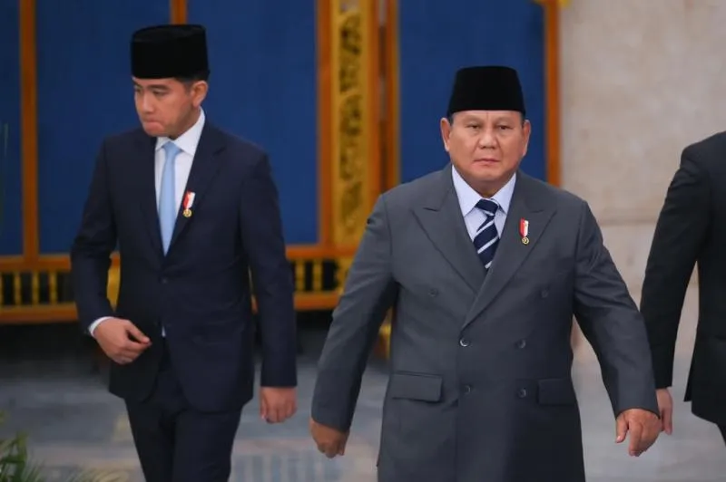 Presiden Prabowo Subianto (kanan) didampingi Wakil Presiden Gibran Rakabuming Raka bersiap melantik wakil menteri serta kepala dan wakil kepala badan di Istana Negara, Jakarta, Kamis (15/10/2026).  Foto: Hafidz Mubarak A/ANTARA FOTO