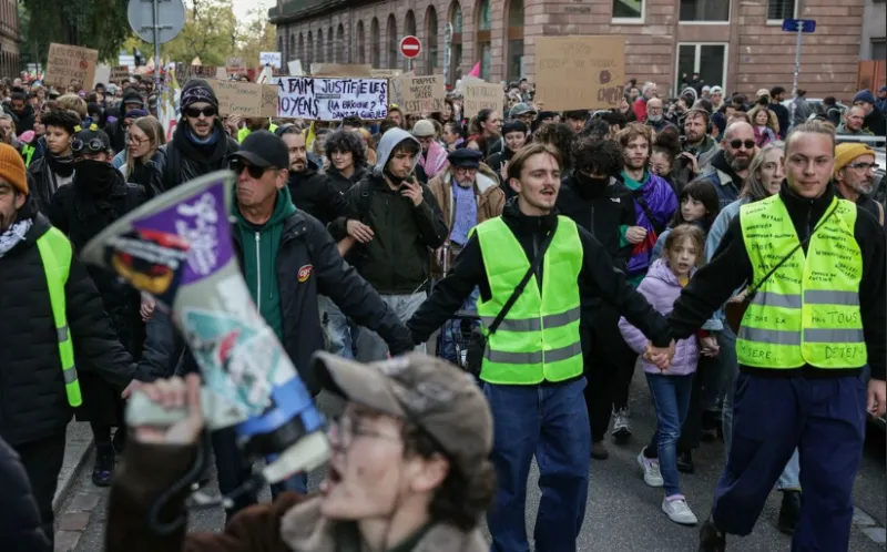 Pedemo mengenakan rompi kuning saat berunjuk rasa memprotes lemahnya daya beli, kualitas layanan publik, dan keadilan sosial, di Strasbourg, Perancis, Sabtu (24/10/2026). (AFP)