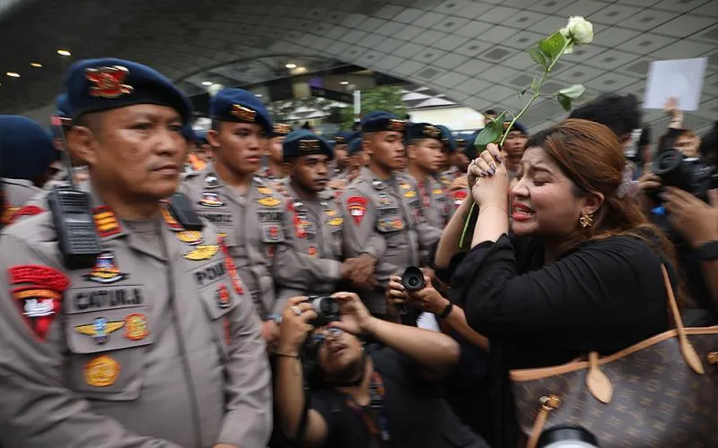 Sejumlah masyarakat yang bekerja di kawasan Sudirman mengaku tidak terganggu dengan demonstrasi Aliansi Mahasiswa di kawasan Bundaran Hotel Indonesia (HI), Jakarta, Rabu, (28/10/2026), bertepatan dengan peringatan Hari Sumpah Pemuda. Demonstrasi tersebut melibatkan mahasiswa dari berbagai kampus, buruh, petani, serta elemen masyarakat sipil lainnya. Robinsar Nainggolan