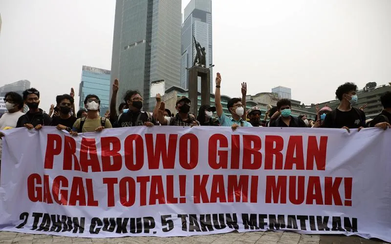 Sejumlah masyarakat yang bekerja di kawasan Sudirman mengaku tidak terganggu dengan demonstrasi Aliansi Mahasiswa di kawasan Bundaran Hotel Indonesia (HI), Jakarta, Rabu, (28/10/2026), bertepatan dengan peringatan Hari Sumpah Pemuda. Demonstrasi tersebut melibatkan mahasiswa dari berbagai kampus, buruh, petani, serta elemen masyarakat sipil lainnya. Robinsar Nainggolan