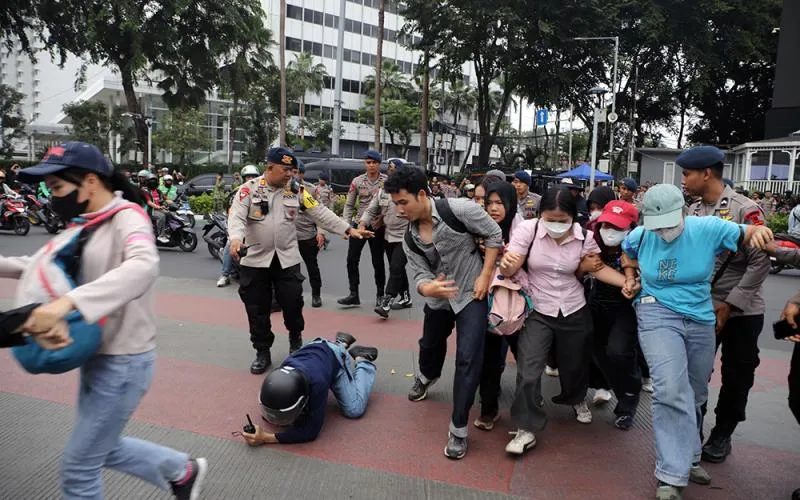 Sejumlah masyarakat yang bekerja di kawasan Sudirman mengaku tidak terganggu dengan demonstrasi Aliansi Mahasiswa di kawasan Bundaran Hotel Indonesia (HI), Jakarta, Rabu, (28/10/2026), bertepatan dengan peringatan Hari Sumpah Pemuda. Demonstrasi tersebut melibatkan mahasiswa dari berbagai kampus, buruh, petani, serta elemen masyarakat sipil lainnya. Robinsar Nainggolan