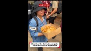 Bikin Haru! Ibu-Ibu Bagikan Logistik untuk Mahasiswa di Bundaran HI