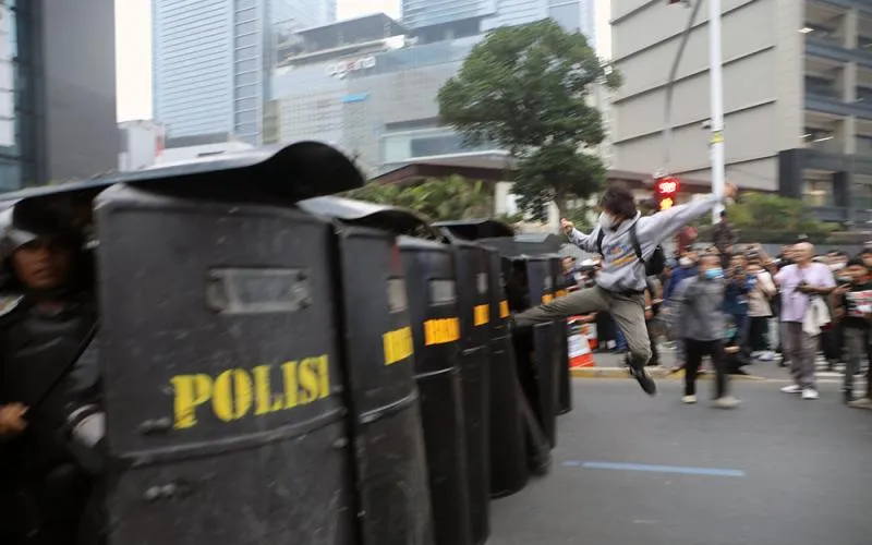 Sejumlah masyarakat yang bekerja di kawasan Sudirman mengaku tidak terganggu dengan demonstrasi Aliansi Mahasiswa di kawasan Bundaran Hotel Indonesia (HI), Jakarta, Rabu, (28/10/2026), bertepatan dengan peringatan Hari Sumpah Pemuda. Demonstrasi tersebut melibatkan mahasiswa dari berbagai kampus, buruh, petani, serta elemen masyarakat sipil lainnya. Robinsar Nainggolan