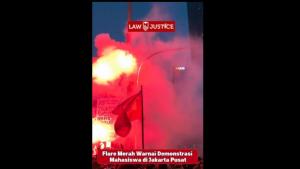 Flare Merah Warnai Demoentsrasi Mahasiswa di Jakarta Pusat