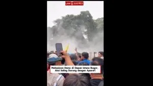 Aksi Saling Dorong Mahasiswa vs Aparat di Depan Istana Bogor