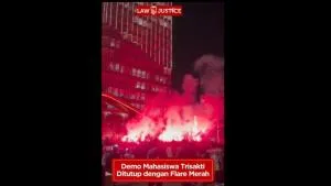 Demo Mahasiswa Trisakti Ditutup Dengan Flare Merah