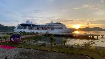 Menteri Pariwisata Kamboja Huot Hak menyambangi Villa Vie Odyssey pada Kamis (19/10) usai kapal pesiar mewah tersebut terdampar di Sihanoukville. (ANTARA/Awaludin)
