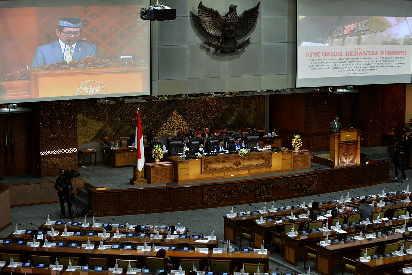 Ilustrasi Saat Ketua Pansus Hak Angket KPK Agun Gunandjar Sudarsa (kanan) menyampaikan laporan pada Rapat Paripurna DPR di Kompleks Parlemen, Senayan, Jakarta, Selasa (26/9/2017) lalu. (Foto: Antara)