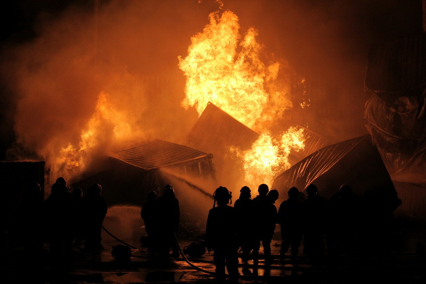 Ilustrasi. Petugas pemadam kebakaran berupaya memadamkan api (Foto: Antara)