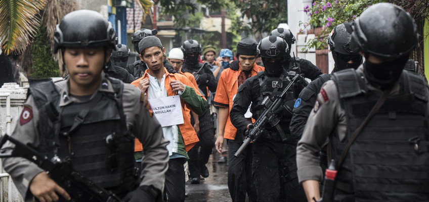 (ilustrasi) Aparat kepolisian mengamankan sejumlah oknum terduga teroris. (Foto: Antara)