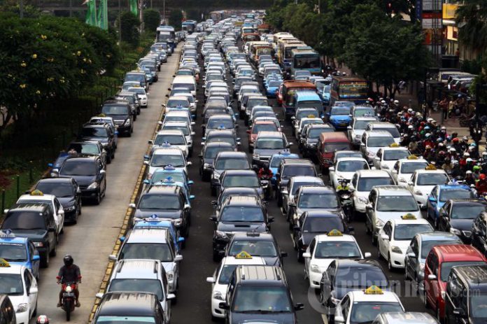 Kerugian ekonomi karena kemacetan di Jabodetabek diperkirakan Rp. 100 Trilin.