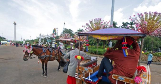 Delman, salah satu sarana transportasi wisatawan di kawasan Monas, Jakarta.