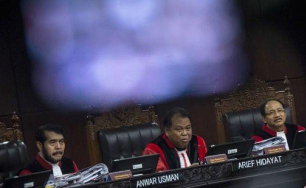 Ketua Majelis Hakim Mahkamah Konstitusi Arief Hidayat (tengah) didampingi Majelis Hakim MK Anwar Usman (kiri) dan Suhartoyo (kanan) memimpin sidang pengujian formil dan materiil tentang pasal 59 ayat (4) huruf c, Pasal 61 ayat (3), Pasal 62, Pasal 80, Pasal 82A ayat (1), (2), dan (3) serta Peraturan Pemerintah Pengganti Undang-Undang Nomor 2 Tahun 2017 tentang Organisasi Kemasyarakatan (PERPPU Ormas) di Mahkamah Konstitusi, Jakarta.