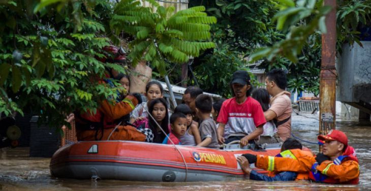 Petugas membantu evakuasi warga yang terdampak banjir Kali Ciliwung di Pejaten Timur, Pasar Minggu, Jakarta, 1/1 (Ist)