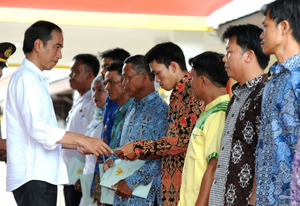Presiden Jokowi membagikan sertifikat tanah kepada warga (setkab).